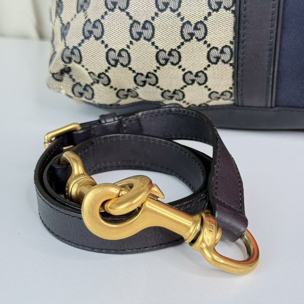 Gucci GG Logo Supreme Shoulder Bag  with Red and Navy Stripes Classic Design - Picture 2 of 10